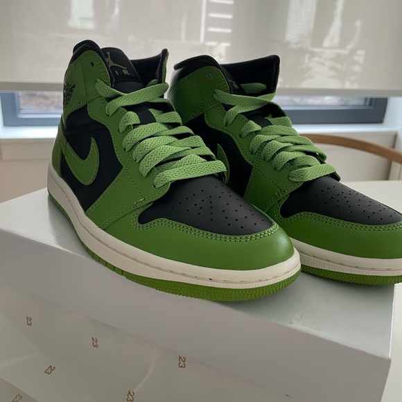 WMNS Air Jordan 1 Mid - Picture 4 of 4